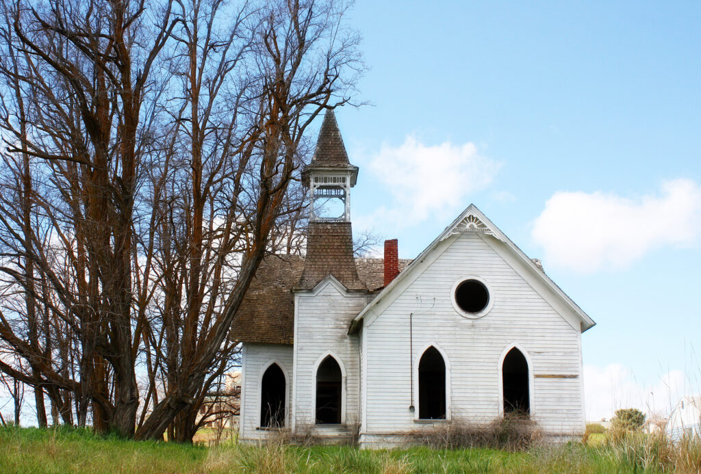 Iglesia vacía como símbolo de silencio espiritual
